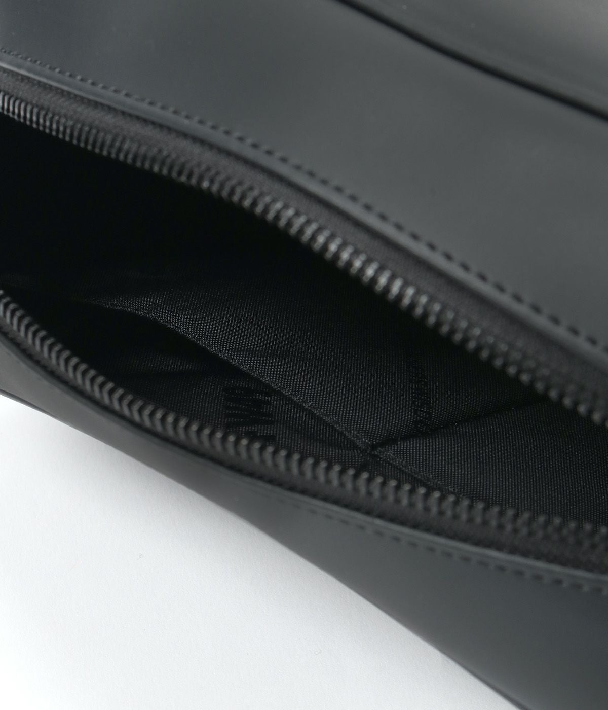 LEATHER MIDIUM POUCH | TFW49（ティーエフダブリュー）Official EC Store